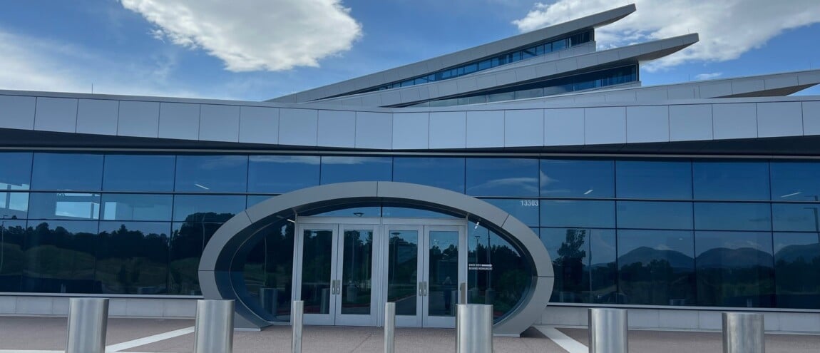 Modern building exterior with reflection and sign: 